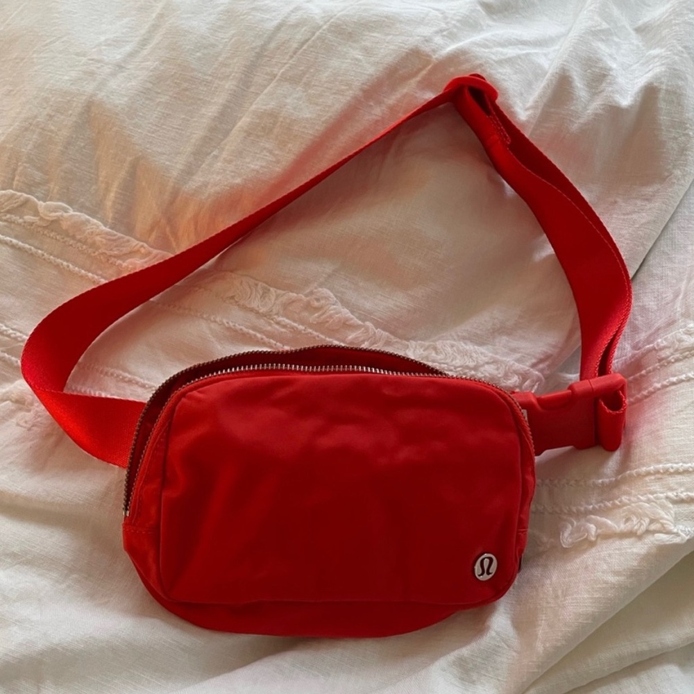 Lululemon small messenger bag